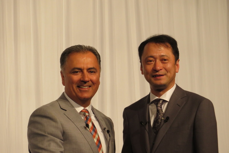 AeroVironmentのWahid Nawabi氏（左）とソフトバンクの宮川氏（右）
