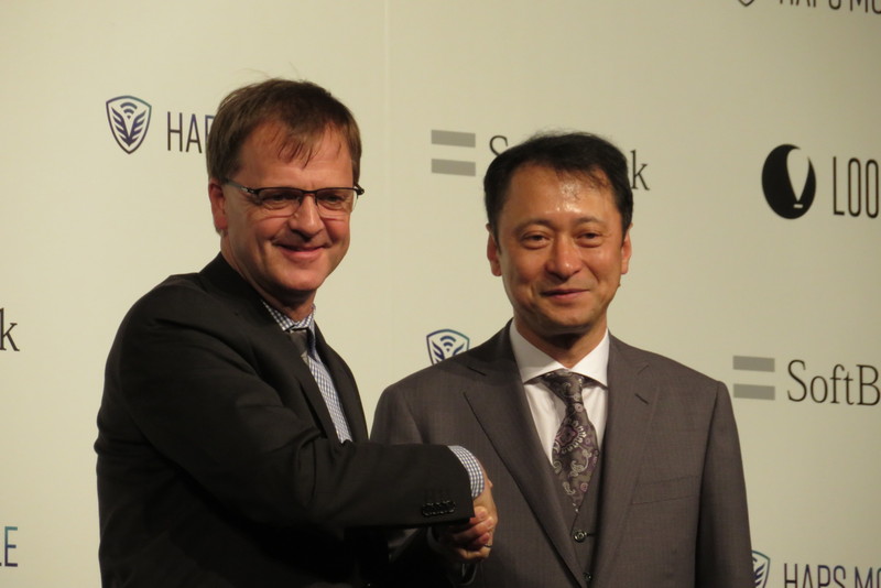 LoonのAlastair Westgarth氏（左）とソフトバンクの宮川氏（右）