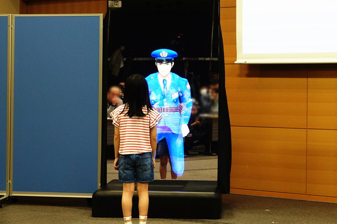 幼児や車椅子でも、目線を合わせて対応が可能