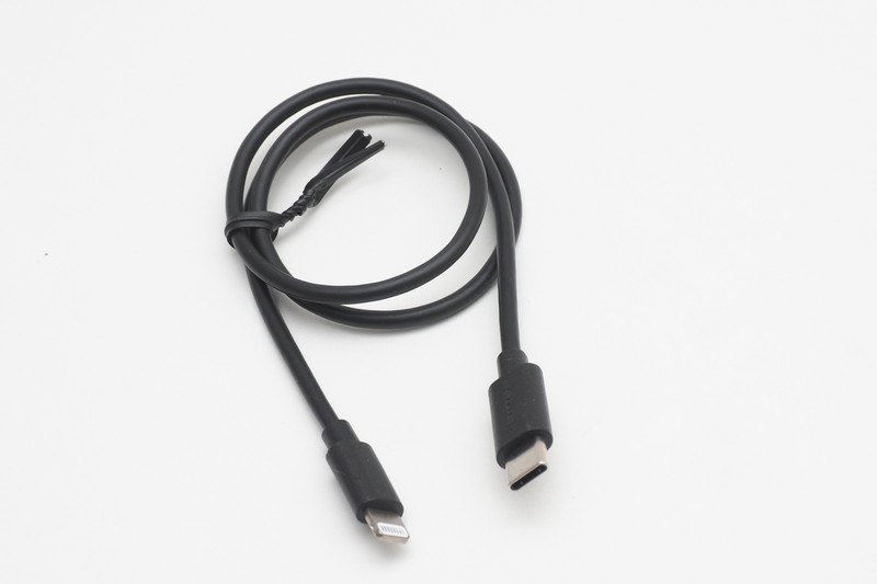 LightningとUSB Type-Cを結ぶケーブル