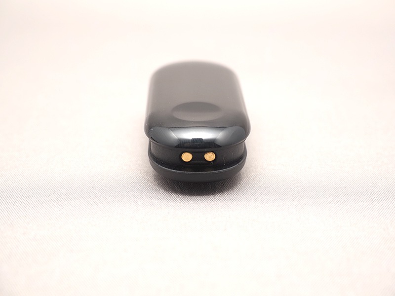 本体下には充電端子がついており…