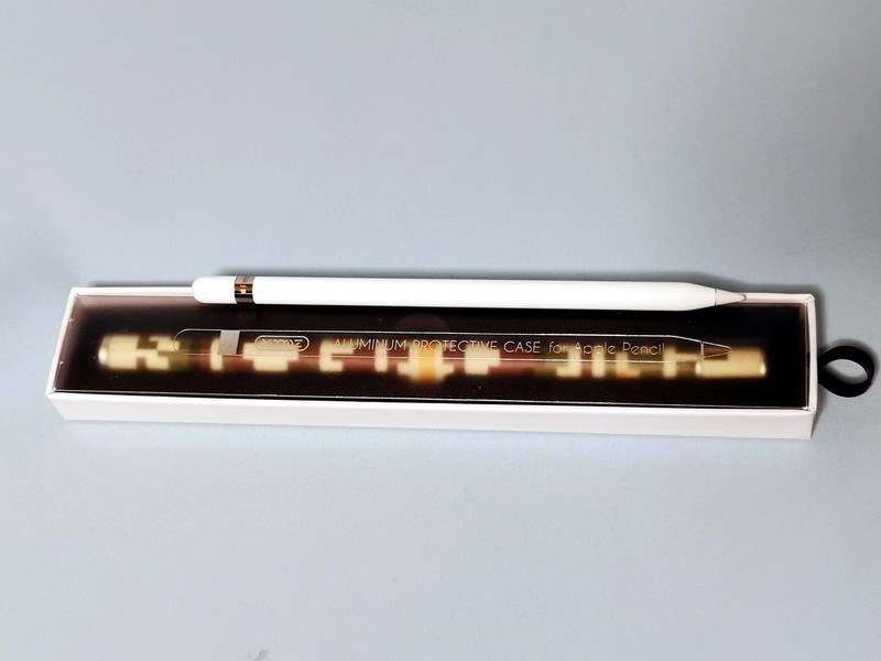 パッケージ外観。表面に書かれているApple Pencilのイラストは概ね実物大のようだ