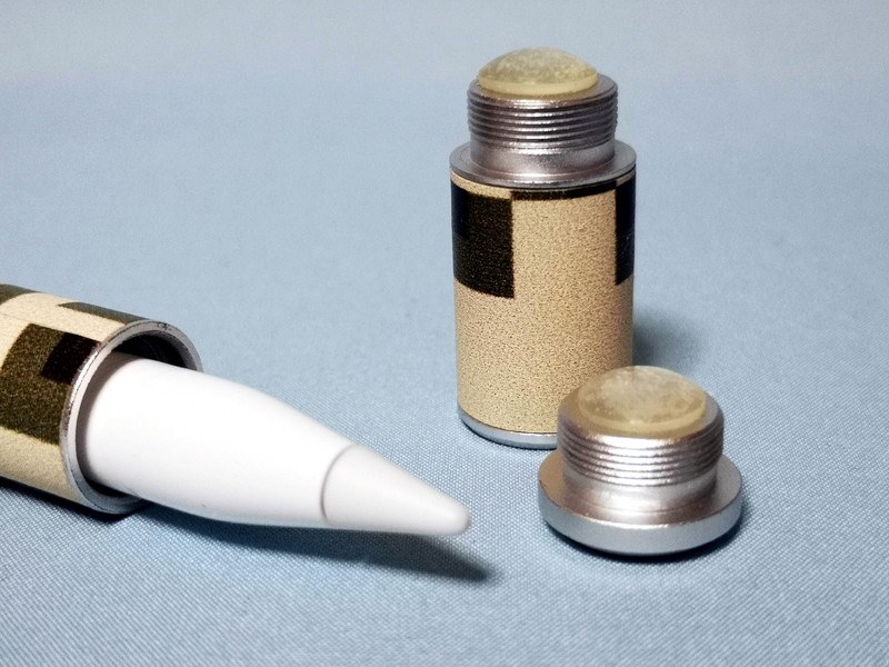 両方のキャップ内側にはクッションが貼られておりペン先が痛まないように保護してくれる