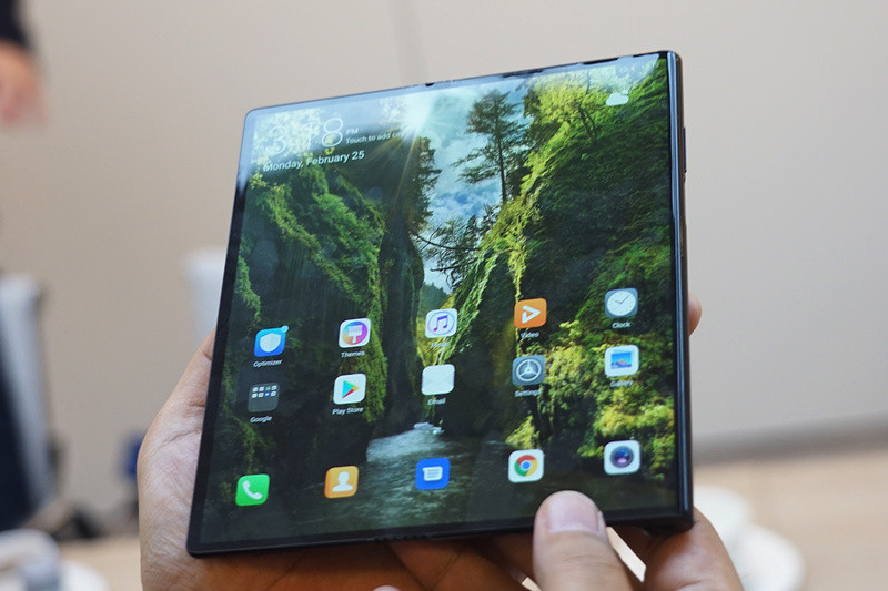 よりリッチなコンテンツを楽しむために、表示デバイスは今後も変化していくだろう。ひとまずは、フォルダブルディスプレイだ