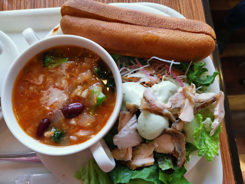 ガッツリ系オシャレ系問わず、シズル感たっぷりに撮れるのがうれしい。それぞれ、ISO 50、f 1.8、露出時間1／153秒、焦点距離27mm（35mm換算）と、ISO 400、f 1.8、露出時間1／50秒、焦点距離27mm（35mm換算）