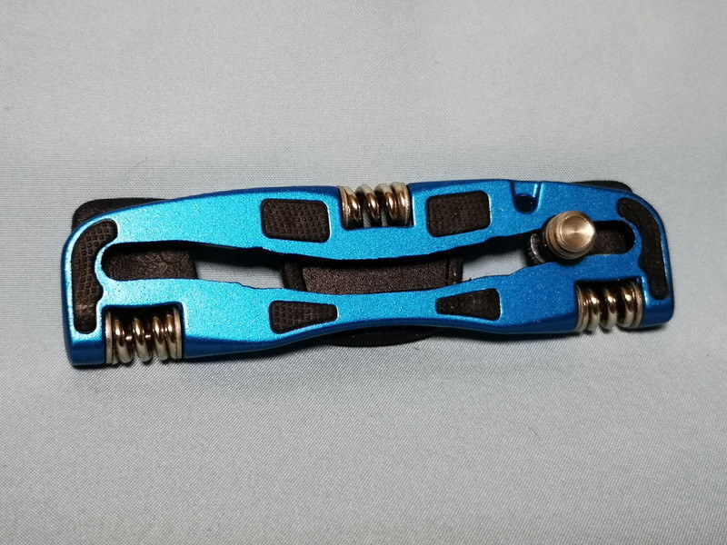 三脚側のネジをスマホ側の三脚穴にあてがって三脚側をくるくる回せば固定できる