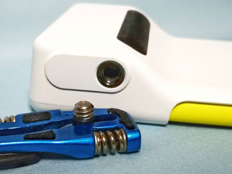 レール上を移動させる際にはねじを持って引っ張ればよい。端から端まで動くので調整幅はかなりある