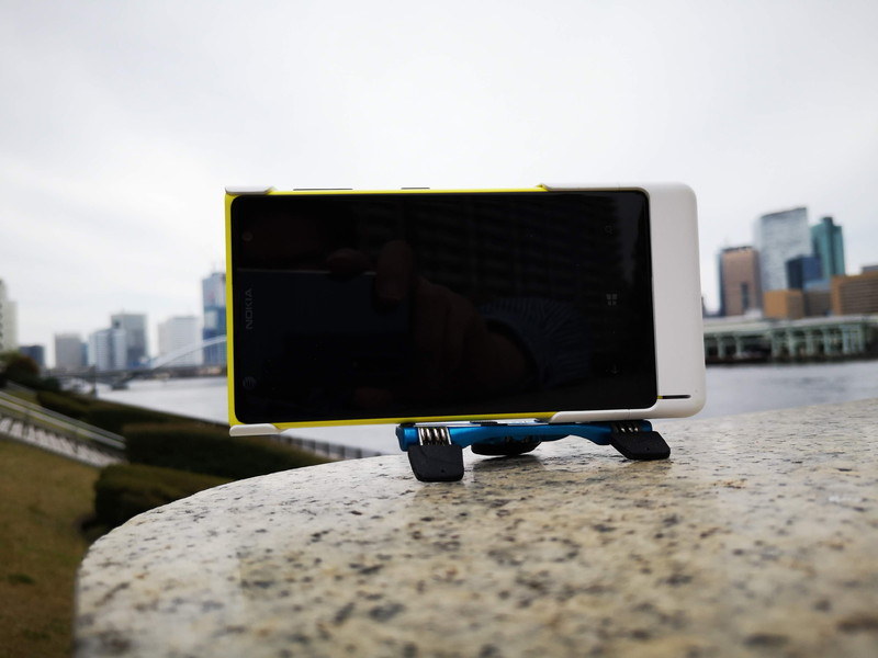 橋の欄干の上に置いてみた例。てっぺんがドーム状になっている場所だが脚の角度を調整すれば水平を取ることは容易だ