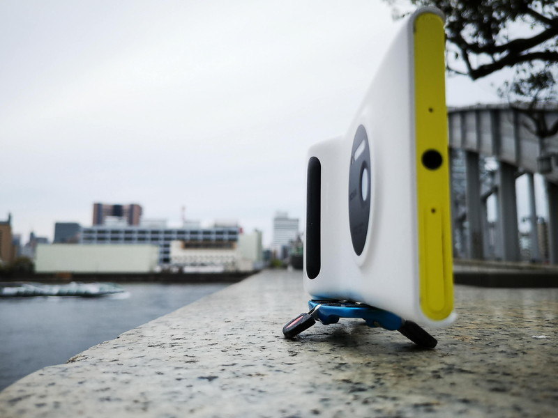 橋の欄干の上に置いてみた例。てっぺんがドーム状になっている場所だが脚の角度を調整すれば水平を取ることは容易だ