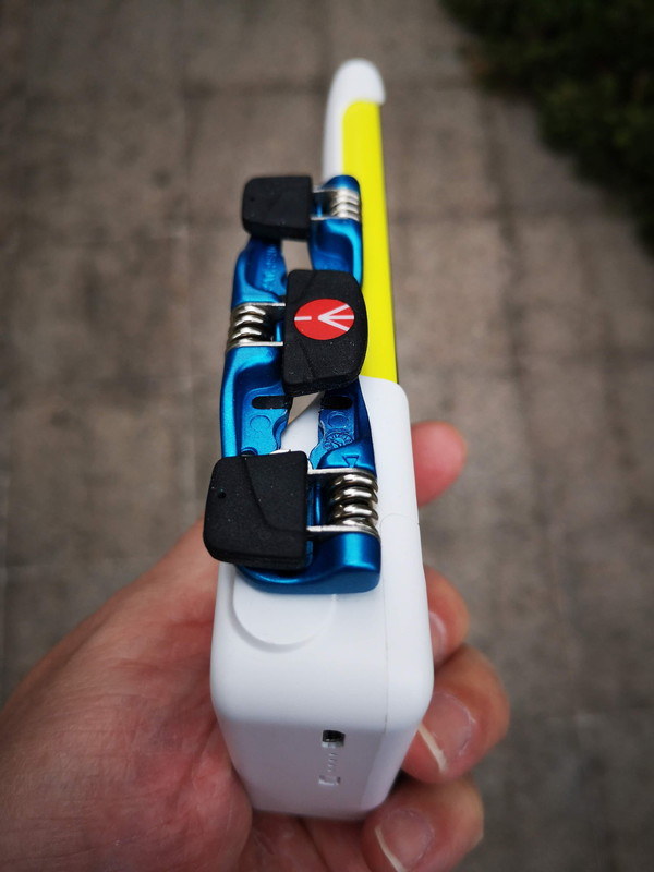 スマホ側に大きなグリップがついている分余計に三脚の大きさが目立たないがこうしてみると三脚の薄さが際立つ