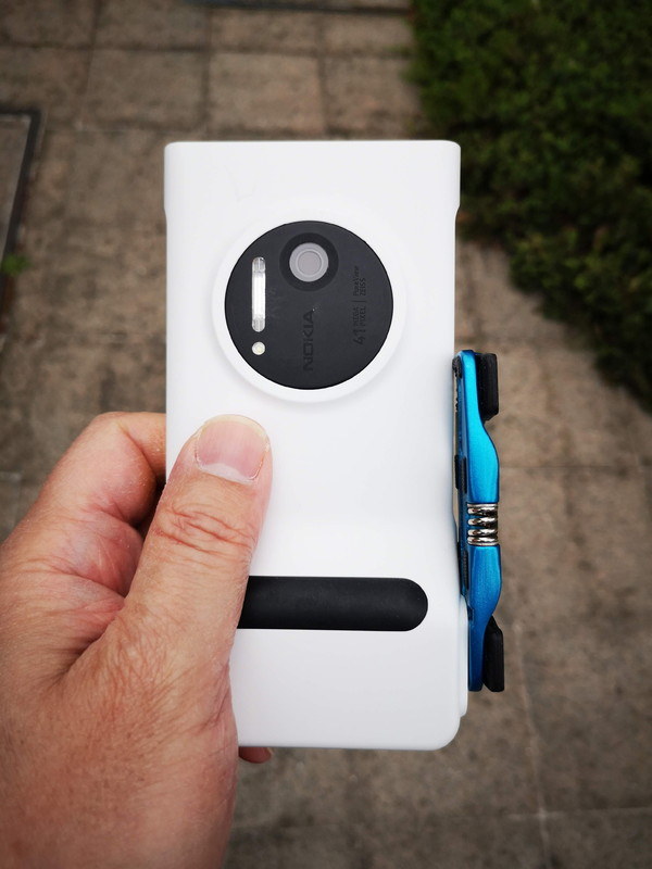 かなり密着度が高いのでこのままカバンに入れても引っかかったりしない。結構ラフに扱っても問題なさそうだ