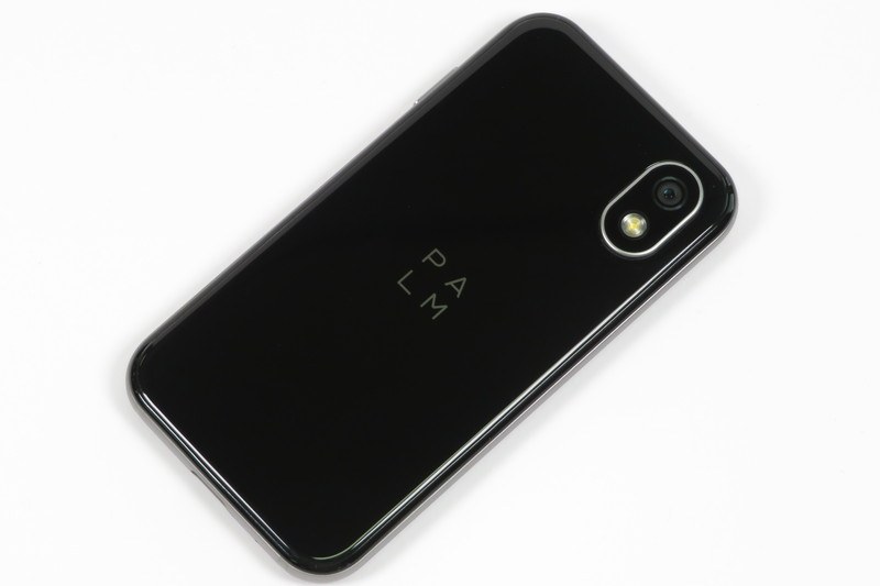 今時のスマートフォンらしいガラスと金属の筐体で、小さいながらも高級感がある