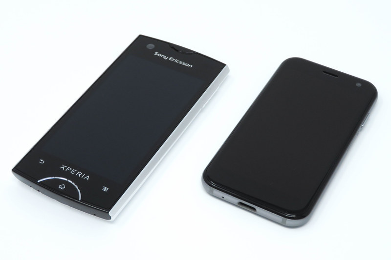 Xperia ray（左）とPalm Phone（右）