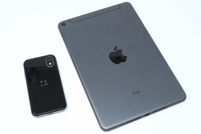 「iPad mini（第5世代）」（7.9インチ）とのサイズ比較