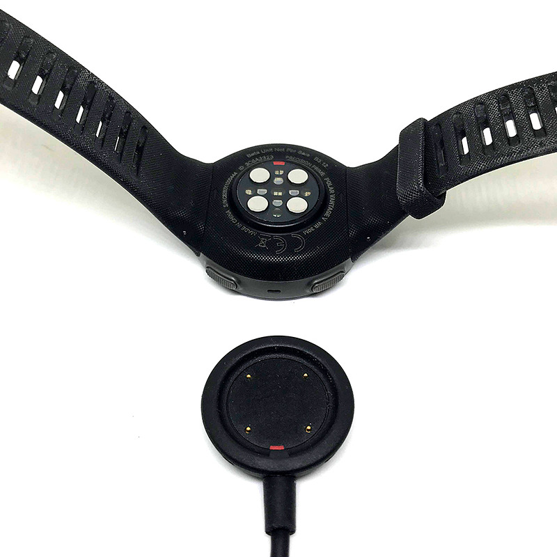 充電器は専用のものを使用します。同製品はウルトラマラソンにも耐えるというロングバッテリーも特徴です