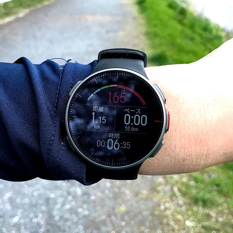 ランニング時の表示。心拍数・走行距離・時間を見やすく表示してくれます