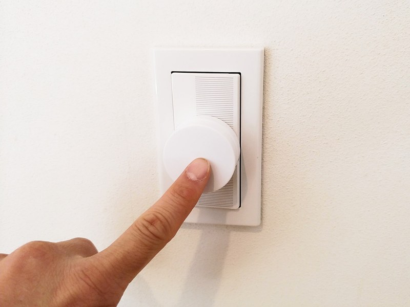 我が家では寝室の枕元にある壁面スイッチの上に貼り付けた。こうすることでリモコンを押す操作で主電源も操作可能