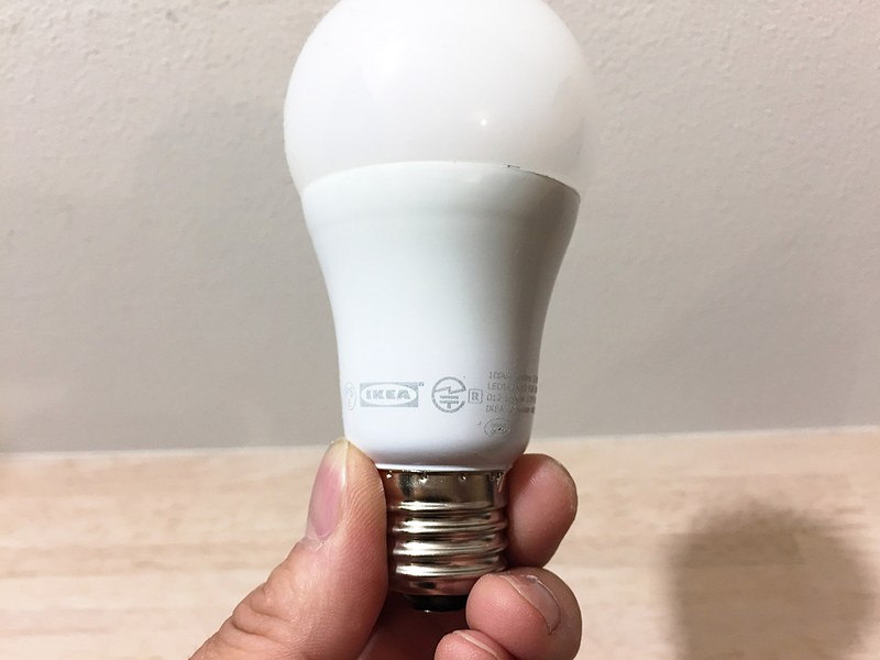 IKEA印の電球。明るさは1000ルーメン