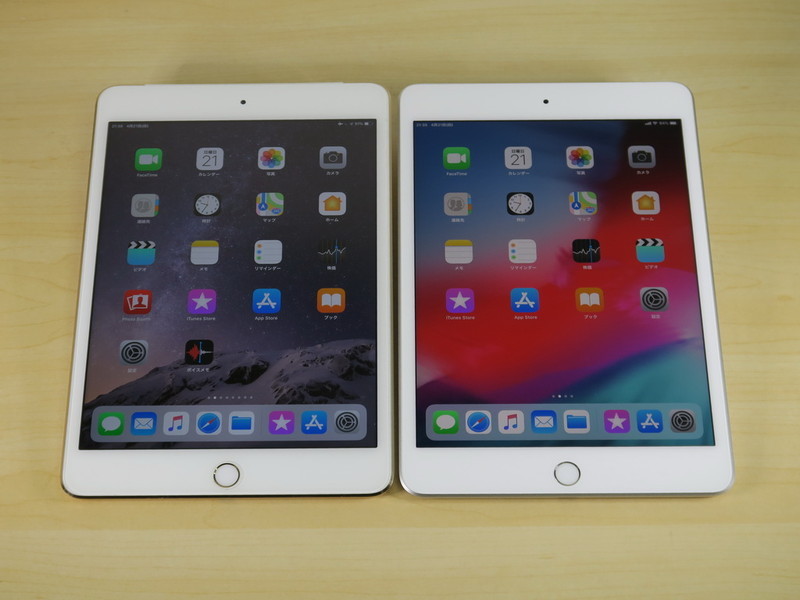 iPad mini 4（左）とiPad mini（第5世代）の前面。ディスプレイサイズやホームボタンの位置などは変わらない
