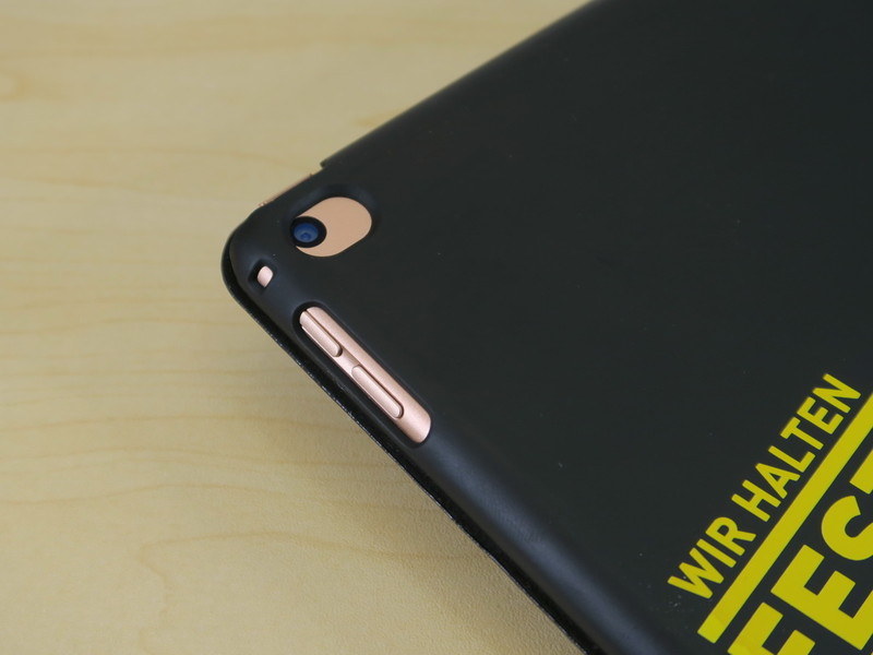 iPad mini（第5世代）にiPad mini 4で利用していたケースを装着すると、ボタンやカメラの位置がわずかに干渉してしまう。他の市販ケースでも同様の傾向が見られた