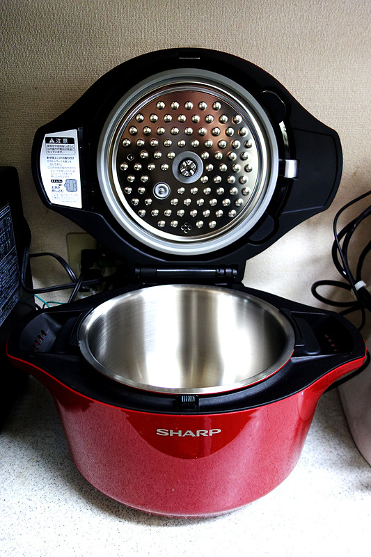 「ヘルシオ ホットクック（KN-HW24C-R）」。2サイズあるうちの「大きいほう」です