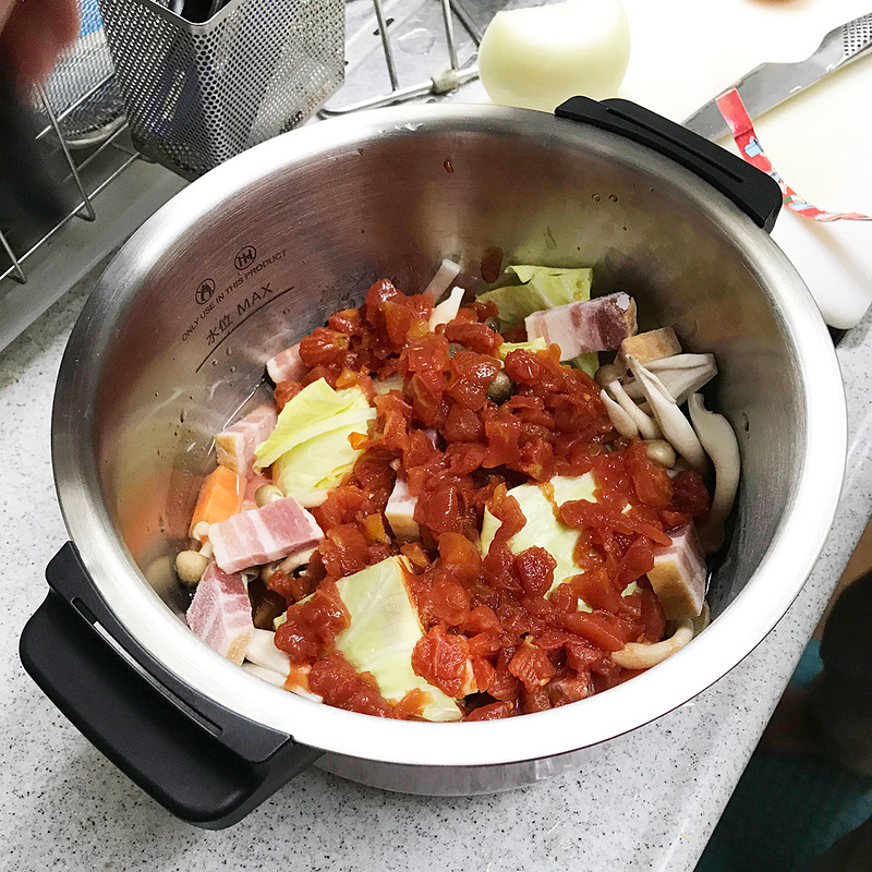 調理の工程。まず材料を内釜に放り込みます