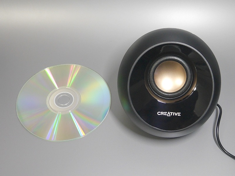 直径は約11cmと、手のひらサイズと呼ぶにはやや大きすぎる印象。CDとおおむね同じフットプリントで、ソフトボール大のサイズと思っておけば間違いない