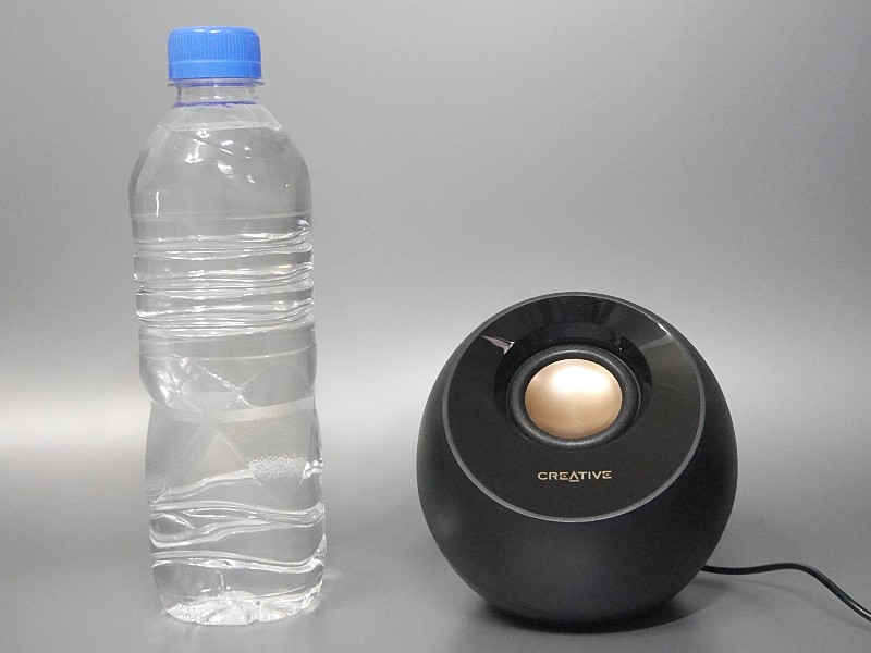 500mlペットボトルとの比較。高さ調整機能があるディスプレイであれば、台座の左右に並べるのも可能かもしれないが、そうでないとやや厳しいサイズだ