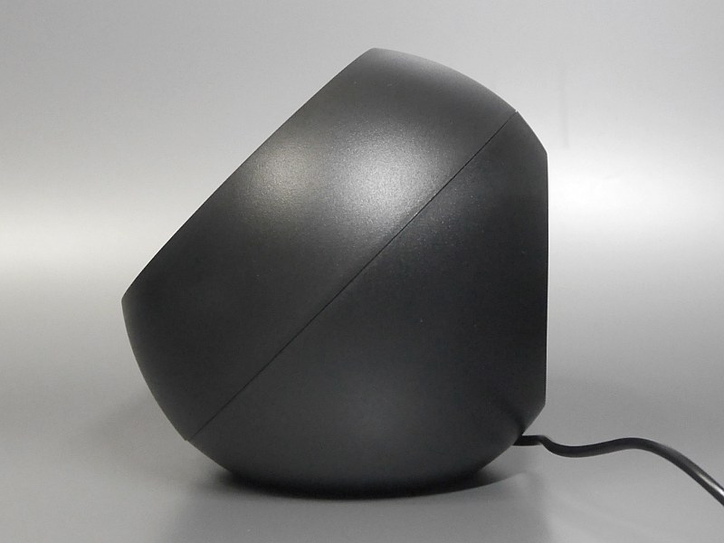 横から見たところ。約45度にカットされており、やや上向きに音が出る