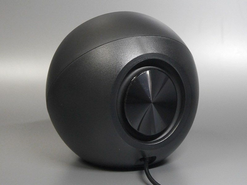 背面のパッシブラジエーターが重低音の源。この価格帯の製品としてはかなりの迫力がある