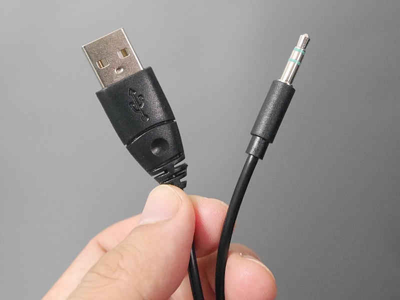 電源はUSBから給電する仕組み。アダプターを使ってコンセントから給電しても構わないし、パソコンのUSBポートから給電する方法もある