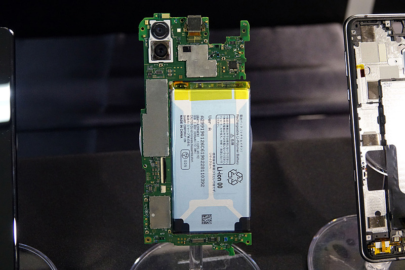 AQUOS R3の内部構造