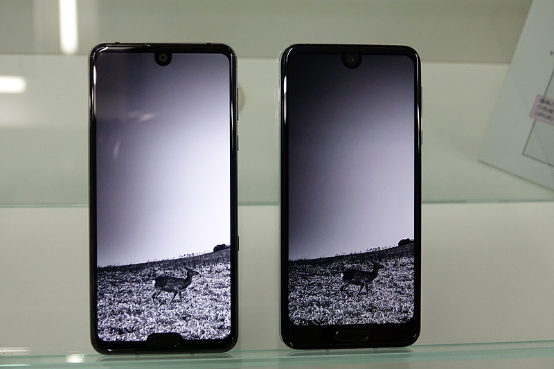 AQUOS R3（左）では10億色を表現