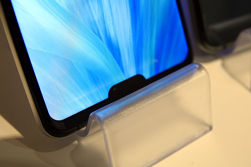 下部に指紋認証センサーとノッチ