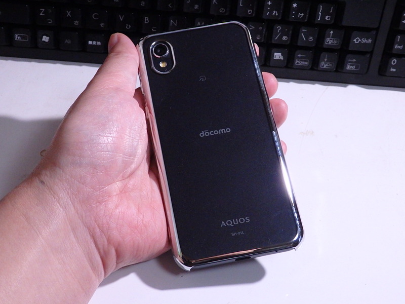 ラスタバナナ製 割れない新素材・トライタンで作られたハードケース。非常に固く、ガラスのように透明なプラスチック。正面に構えて持つと映り込みが発生してしまうので、ちょっと斜めで失礼します。いやぁ、格好いいじゃないですか、このケース