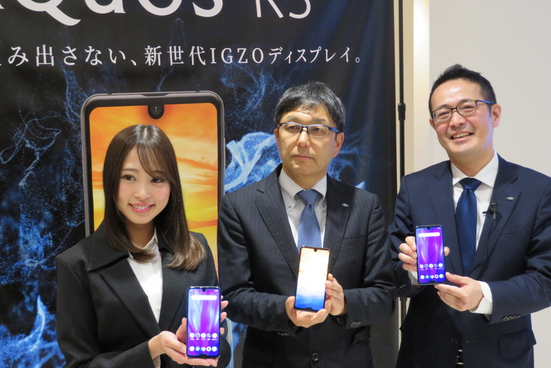 シャープ 通信事業本部 本部長 中野吉朗氏（中央）、シャープ 通信事業本部 パーソナル通信事業部 事業部長 小林繁氏（右）