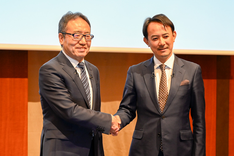 ソフトバンク 代表取締役社長の宮内謙氏（左）、ヤフー 代表取締役社長の川邊健太郎氏（右）