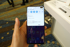auから「Galaxy S10＋ SCV42」、3つのメインカメラと2つのインカメラ