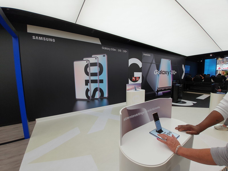 1階ではGalaxy S10シリーズを自由に触ることができる