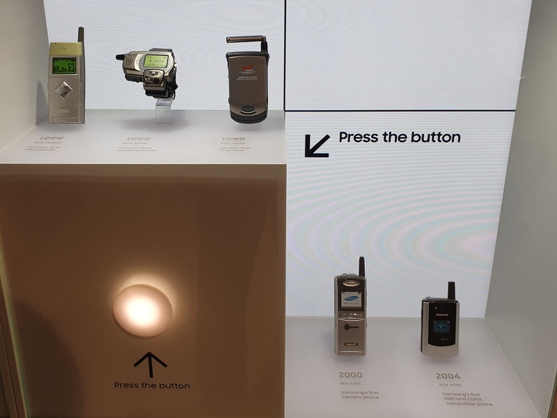 世界初の腕時計携帯電話など、歴史的な名機が並ぶ