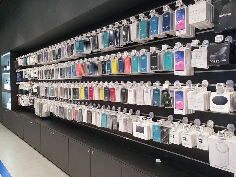 地下1階には豊富なアクセサリの販売コーナーも