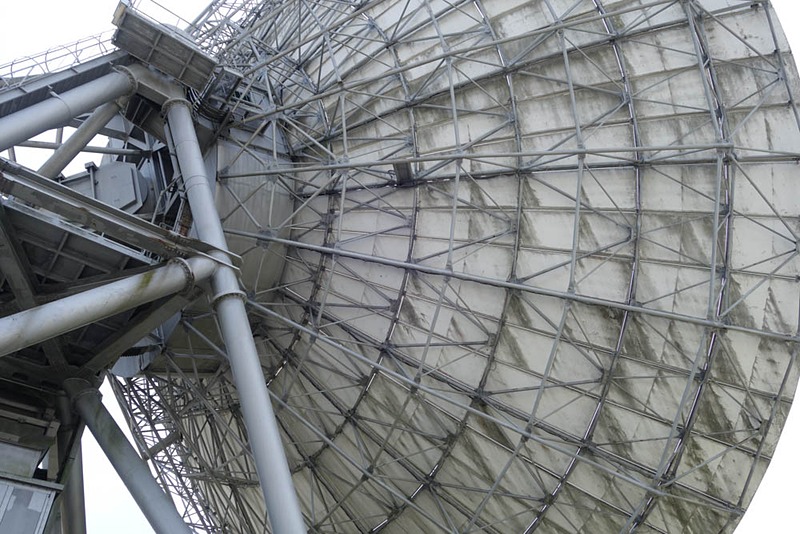 第2電波望遠鏡の背面。小さな（といっても数メートの大きさ）パネルが張り合わさっている構造