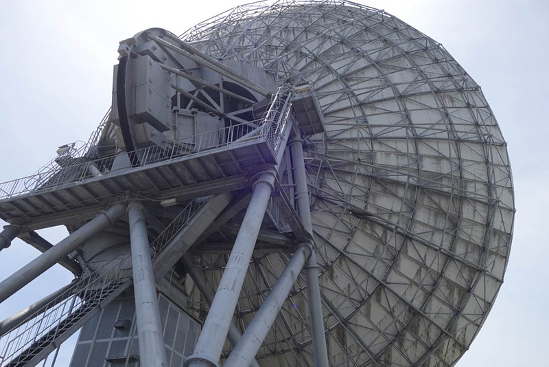 第2電波望遠鏡の背面。仰角を付ける構造部分もかなり巨大。メンテナンスなどのために登っていける構造