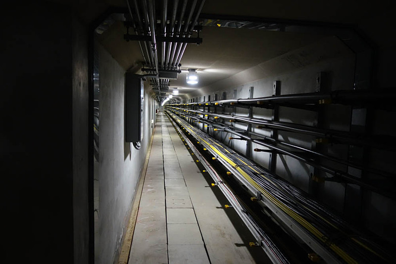 特別に見せていただいた、同センター内のパラボラアンテナと本棟を接続する地下トンネル。さまざまな信号線や電源線などが通っている