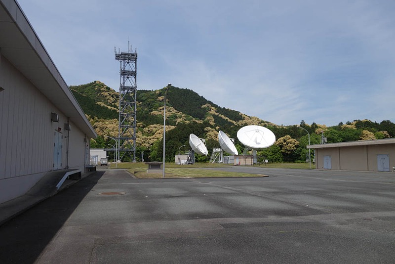 10メートル級のパラボラアンテナに囲まれて携帯電話の基地局鉄塔も建っていた