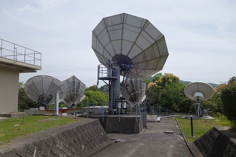 こちらは比較的小型なアンテナ群。それぞれが別々の衛星と通信している。同じような大きさでも、いろいろな形状のものがある