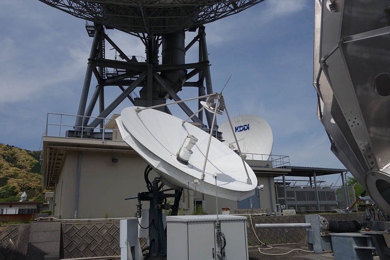 やや分厚いタイプ。傘の焦点部分にさらに反射板があり、傘の中央に送受信部がある