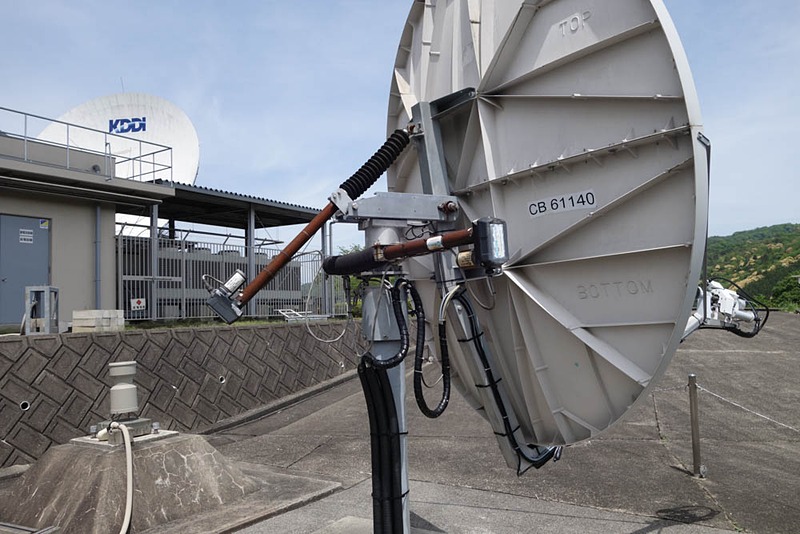 静止衛星も少しだけ動くので、調整するためのアクチュエーターは搭載している。しかし大きくは動かせない構造をしている