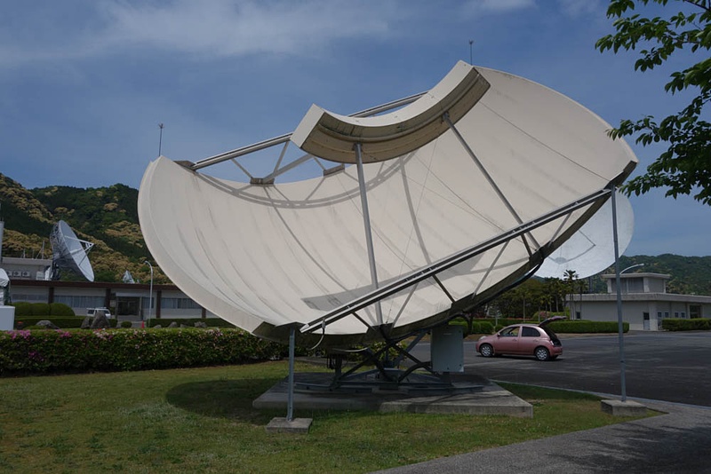 こちらはちょっと特殊なパラボラアンテナ。受信のみで送信機能はないが、複数の衛星からの電波を受信できる。静止衛星は赤道上空に一直線に並んでいるので、パラボラアンテナの焦点となる受信部は点ではなく線のようになっている