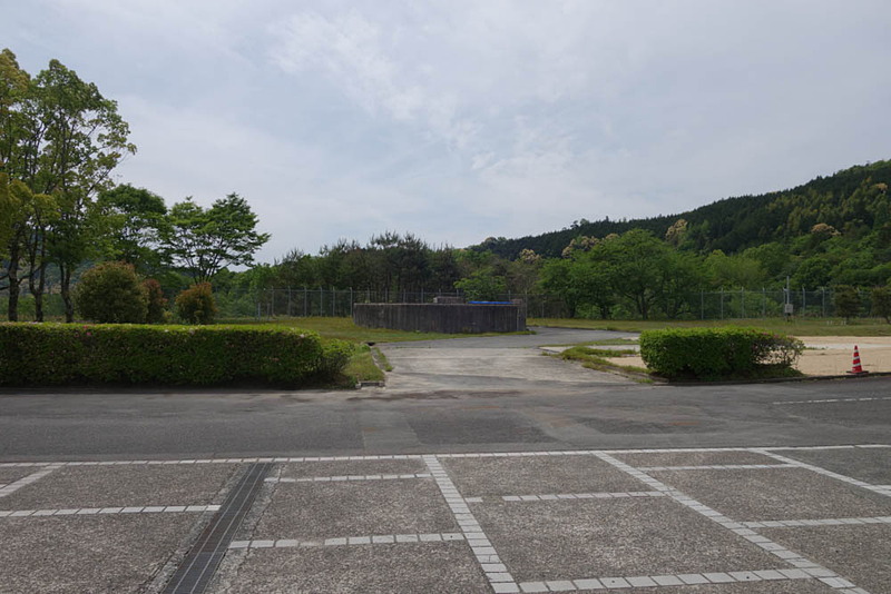 ちょっとわかりにくいが、中央に移っている土台は撤去されたパラボラアンテナの跡地。このように使わなくなり流用もできないアンテナは解体撤去されていく